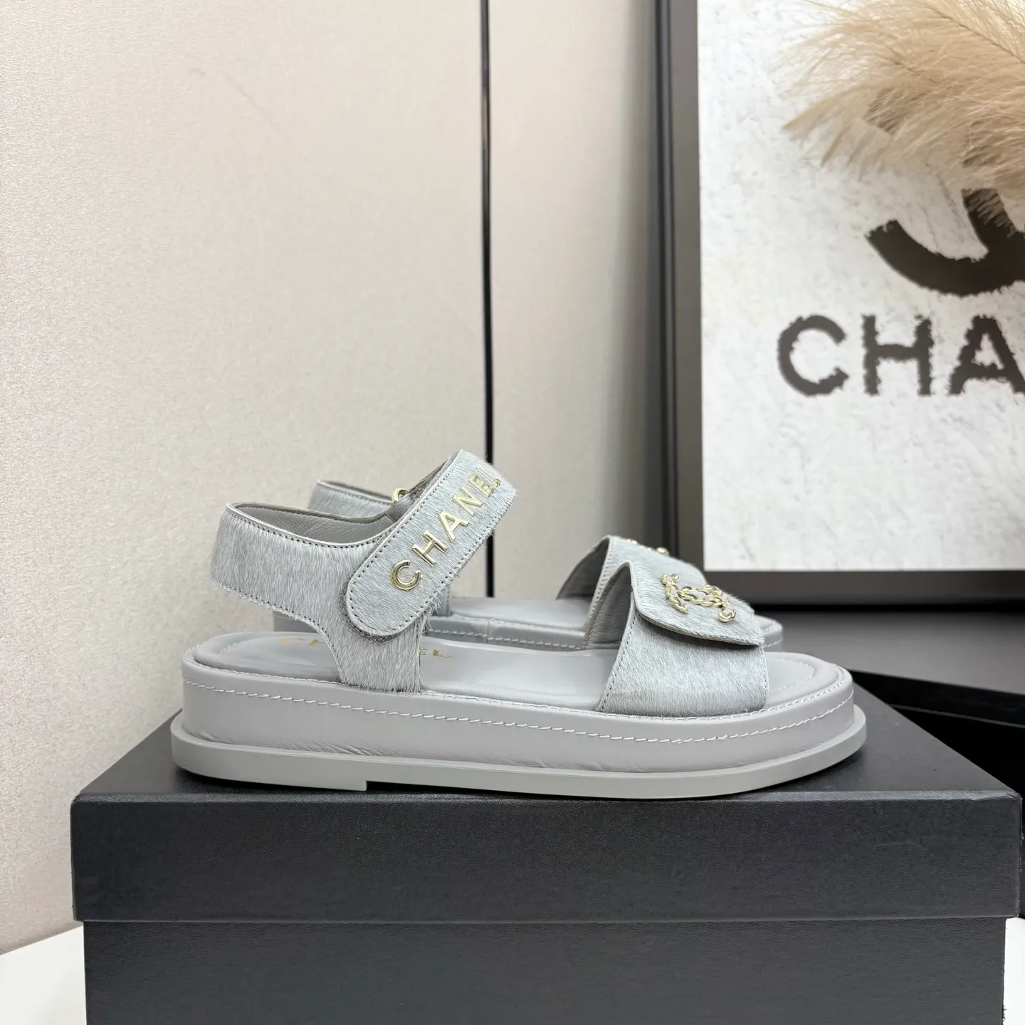 👟👟Ex-factory price 560👟👟Chanel Chanel's new early autumn thick-soled sandals are popular on catwalks on major social platforms. One of the most popular sandals at the moment. Soft and comfortable on the feet. Horsehair upper imported from Italy. Sheepskin feet. Original molded outsole Size: 35-40 (41 customized)